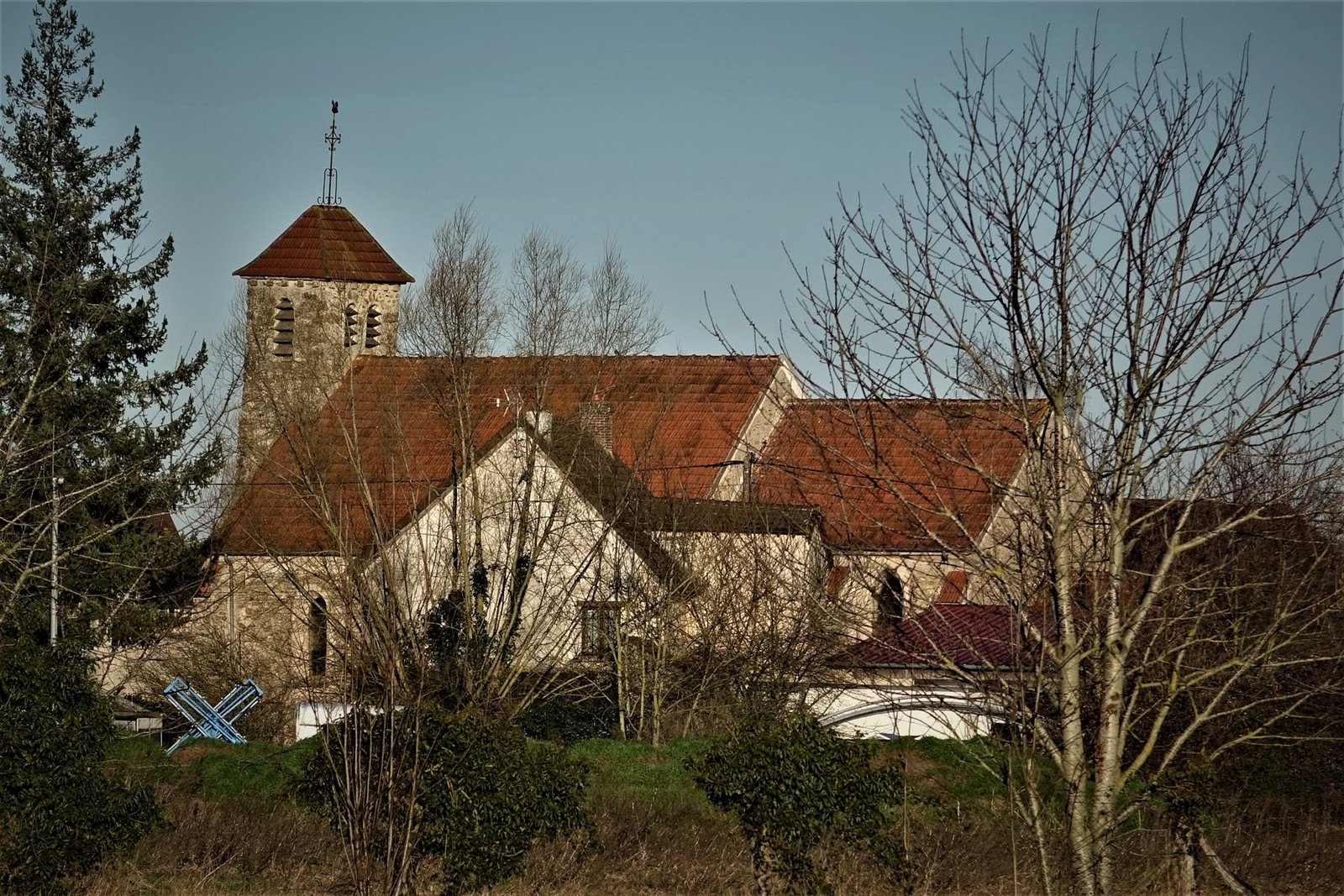 Le village de La Trétoire et son église sous un ciel bleu